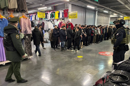 В Новосибирске силовики перекрыли все входы и выходы ТЦ «Восток»