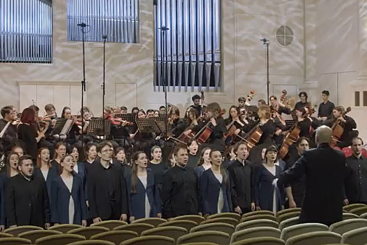 Студенты Новосибирской консерватории спели гимн России для флешмоба