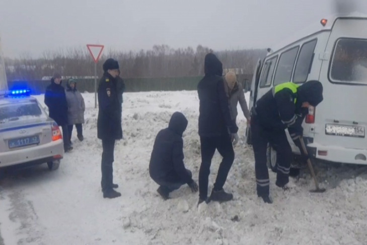 ГАЗель с туристами из Новосибирска застряла в сугробах по пути из Шерегеша