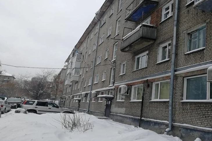 Падение наледи на ребенка в Новосибирске расследуют под контролем Бастрыкина