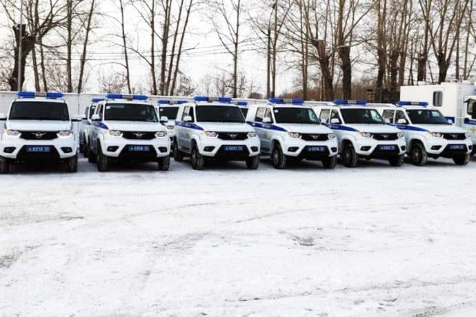 Завхоз новосибирского МВД подарил сыну два патрульных автомобиля