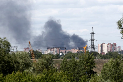 Густым дымом заволокло Новосибирск – крупный пожар на складе шин