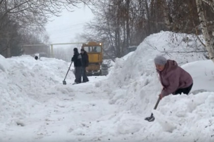 Замурованы горами снега жители поселка Плановый после расчистки проезжей части
