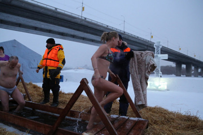 Тысячи человек окунулись в ледяную воду в Новосибирске