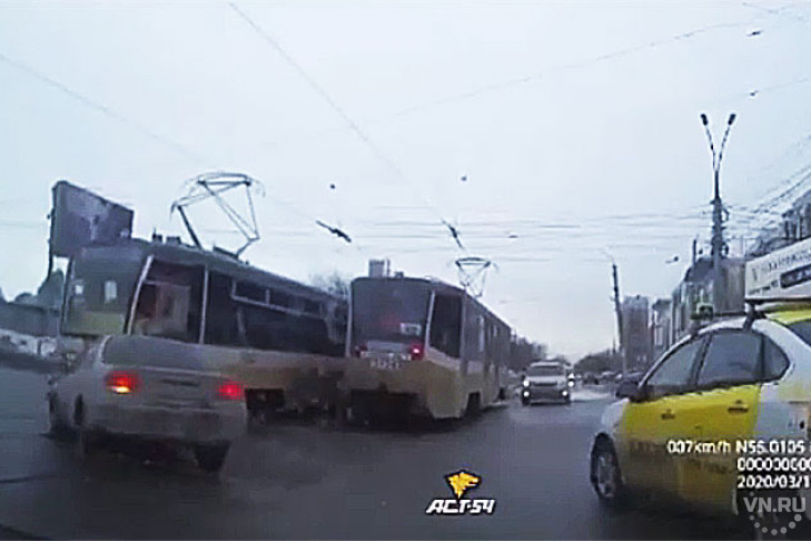 Два трамвая №13 поймали в ловушку легковую «Тойоту»
