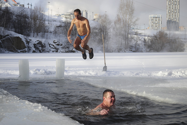 Новосибирцы искупались в озере Блюдце в -25 градусов
