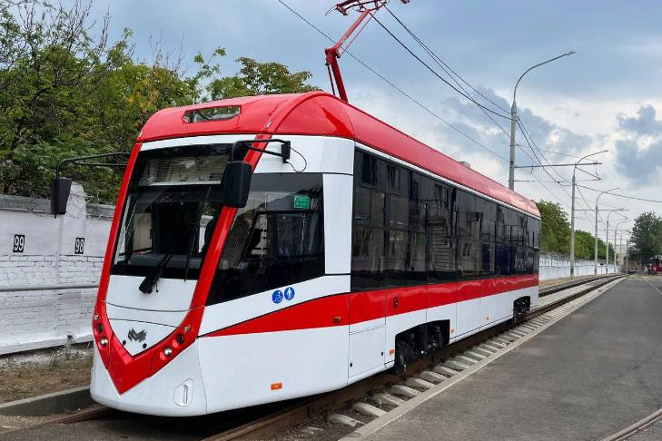 Дизайн новых красно-черных трамваев представили в Новосибирске