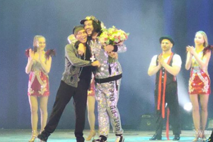 Филипп Киркоров обнимался с Валерием Леонтьевым на концерте в Новосибирске