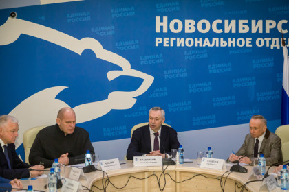 Андрей Травников: «Республикам ДНР и ЛНР важно получить от нас гуманитарную помощь»