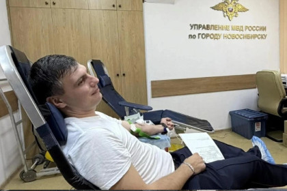 В Новосибирске сто полицейских сдали кровь для 45 жертв насилия