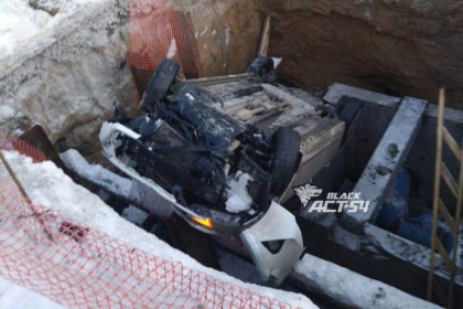 Машина в Новосибирске провалилась в огромную яму на Тульской