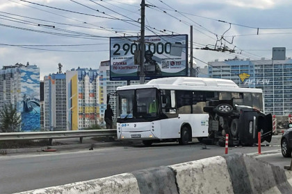 Внедорожник Toyota Land Cruiser Prado лег на бок в ДТП на мосту в Новосибирске