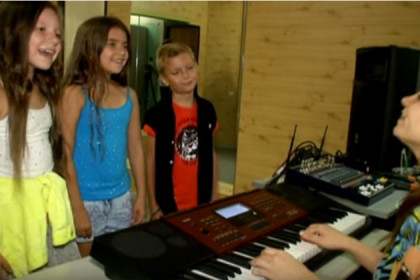 Юное трио покоряет «Детское Евровидение» песней «Папочка, купи гитару!»