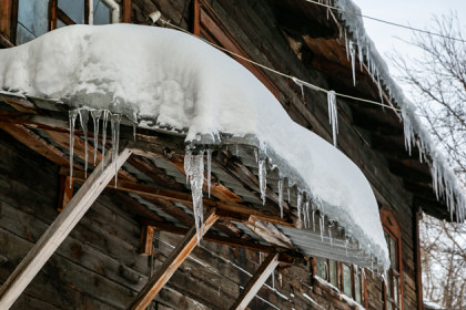 Владельцев балконов обвинили в росте сосулек в Новосибирске