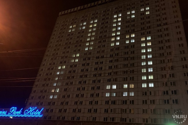Огромные цифры 75 появились на фасадах многоэтажек Новосибирска