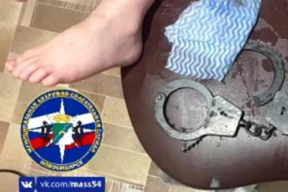 Шаловливый малыш приковал свои ноги наручниками на Затулинке