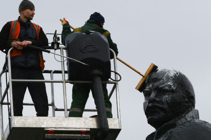 Ленина отмыли на Чистый четверг в Новосибирске 