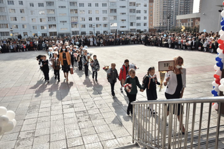 Три автобуса в Новосибирске выделили не вошедшим в школу первоклашкам