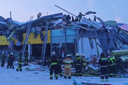 Спасатели объявили «минуту тишины» на месте обрушения ТЦ в Новосибирске