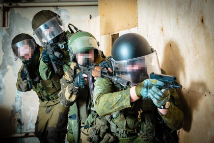 В Новосибирске бойцы СОБРа «Сибиряк» освободили заложницу через окно