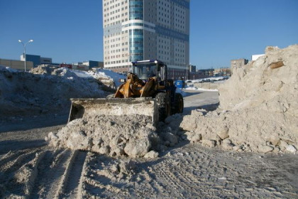 К уборке снега в Новосибирске вынуждены подключиться предприятия