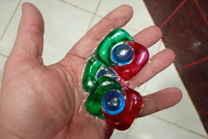 В Новосибирске младенец проглотил капсулы для стирки и попал в больницу