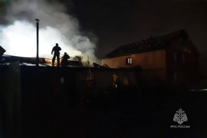 Два частных дома и гараж сгорели ночью в Кировском районе Новосибирска