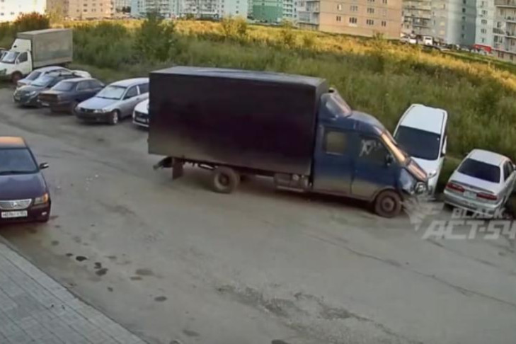 Мигрант на «ГАЗели» протаранил пять машин в Новосибирске