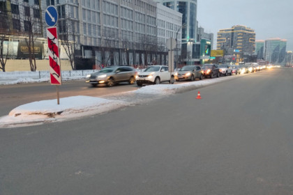 Мужчину с ребенком сбила машина на перекрестке в Новосибирске