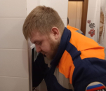 В Искитиме спасатели достали кошку из вентиляционной шахты