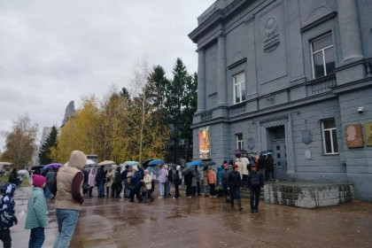 В очередь под дождем на выставку Сурикова выстроились новосибирцы