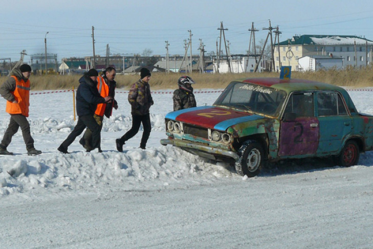 Подростки на «Жигулях» гоняли по льду в Карасуке 