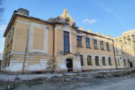 В Новосибирске ремонт школы-памятника начали со сноса крыши и шатрового купола