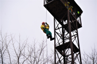 Спуски с 12-метровой вышки отрабатывают десантники-пожарные в Новосибирске