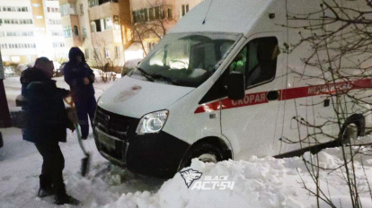 Скорая застряла в сугробе на улице Зорге в Новосибирске
