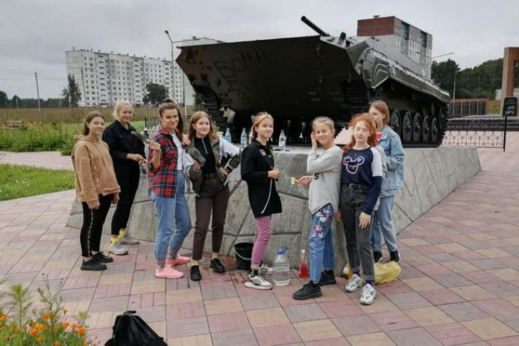  В Линево дети отмыли памятник защитникам Отечества от скверных рисунков 