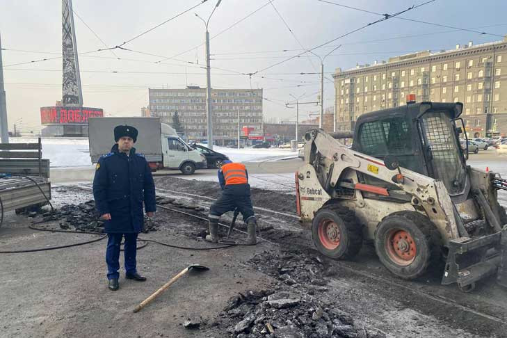 Трамвайные пути залатали возле стелы «Город трудовой доблести» после вмешательства прокуратуры