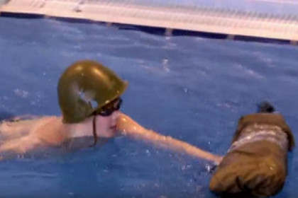 Плавают в касках и в одежде участники соревнований «Ихтиандр»