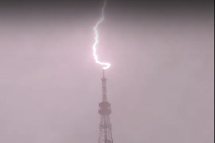 Молния во время февральской грозы попала в телевышку в Новосибирске