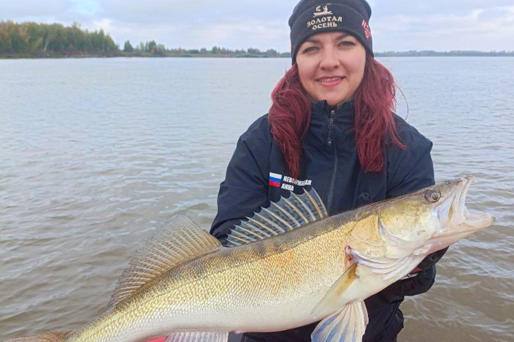 Жительница Новосибирска станцевала в лодке после поимки речного гиганта