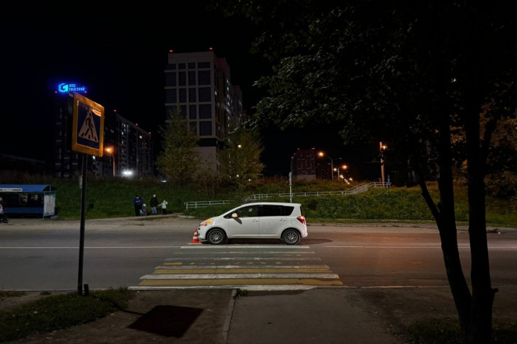 Автомобиль сбил школьницу на пешеходном переходе в Новосибирске