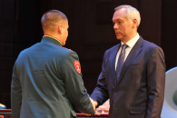 За мужество и отвагу поблагодарил новосибирских бойцов губернатор Травников
