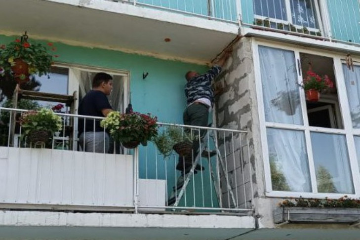 Жительница Новосибирска отгородилась от соседки бетонной стеной и попала под суд