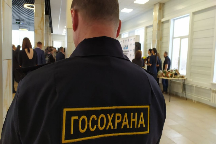 В Новосибирске хулиган пугал прохожих расстегнутой ширинкой