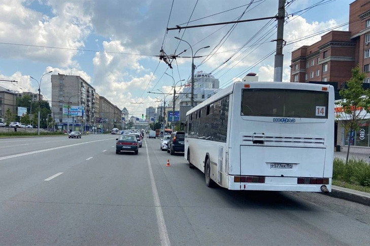 Lexus столкнулся с автобусом в центре Новосибирска: ребенок в больнице