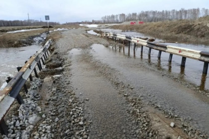 Разливы воды и размыв полотна: 7 трасс закрыли под Новосибирском из-за паводка