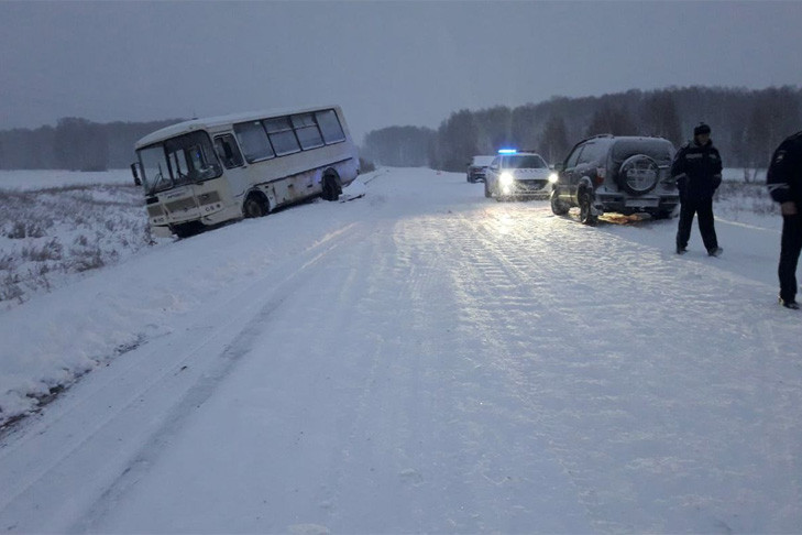 «Нива» врезалась в автобус на снежной трассе под Новосибирском