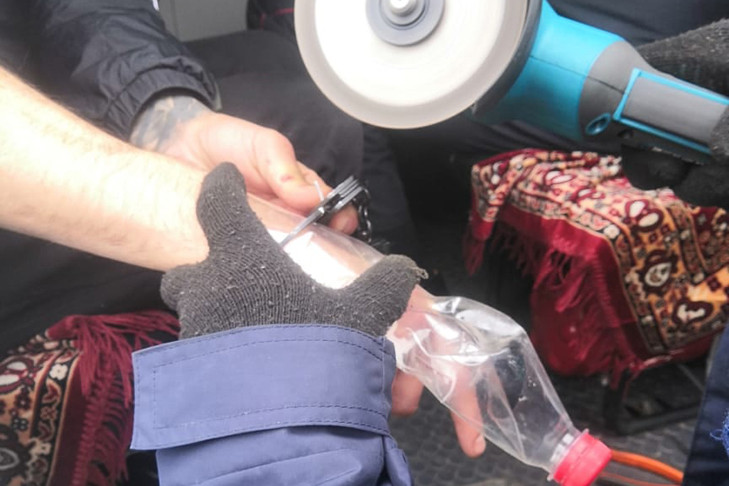 Спасатели помогли полиции освободить мужчину от наручников под Новосибирском