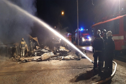 Кафе «Самовар» в районе Хилокского рынка сгорело ночью в Новосибирске