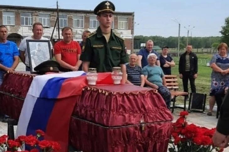 С погибшим в Артемовске снайпером Антоном Степановым простились в селе Еланка